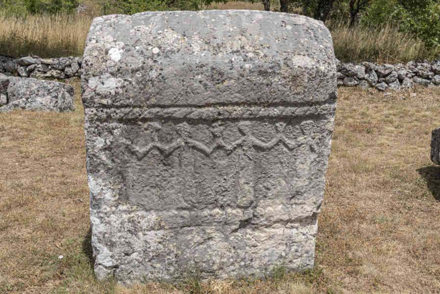 Croacia - Cista Velika - cementerio medieval - tumbas Stecci 16.jpg